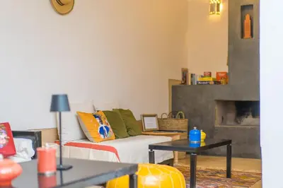 a living room with a couch and a fireplace at Riad privé 3 chambres, pdj inclus, 10 min Jema El Fna in Marrakech