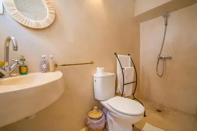 a bathroom with a toilet and a sink and a shower at Riad privé 3 chambres, pdj inclus, 10 min Jema El Fna in Marrakech