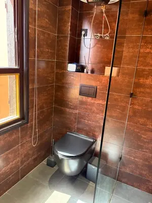 a bathroom with a toilet and a shower at Cozy Urban Haut Standing au cœur de Guéliz in Marrakech