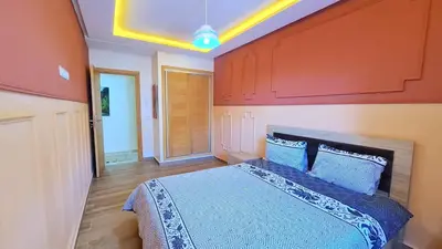 a bedroom with a bed with a blue comforter at דירת