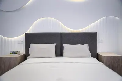 a bedroom with a large bed with white sheets and pillows at Appartement 3 Chambres Luxe au Cœur de Guéliz in Marrakech