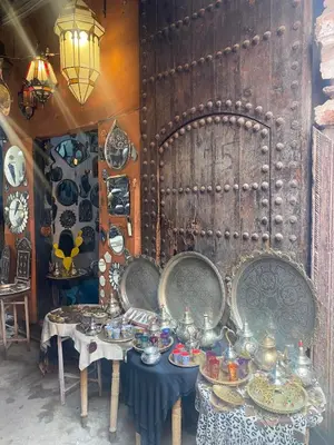 a room with tables and plates and a wall at Dar Aji, votre maison d'architecte privatisée en médina in Marrakech