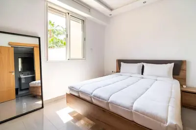 a bedroom with a large bed and a mirror at Villa Djenna piscine privée sans vis-à-vis in Marrakech