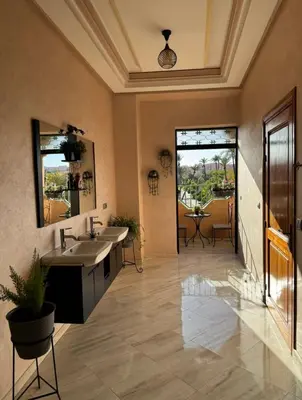 a bathroom with two sinks and a mirror at Maison luxueuse méga spacieuse in Marrakech
