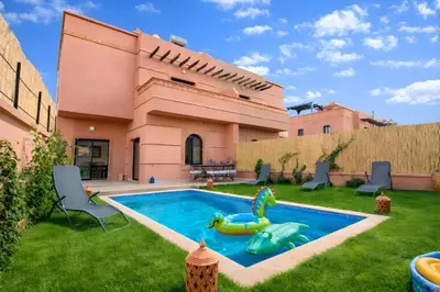 a house with a swimming pool in the yard at Villa Familiale, Piscine et jardin privés, proche du centre ville in Marrakech
