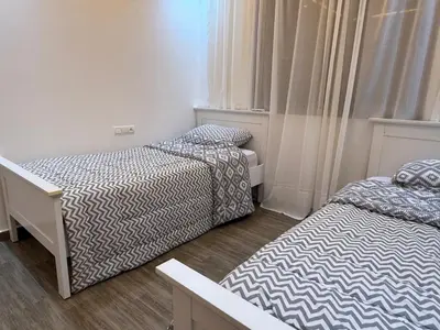 two twin beds in a room with at Moderne spacieux cosy in Marrakech
