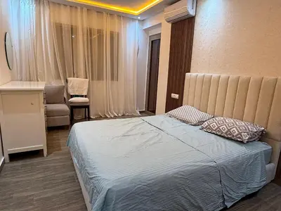 a hotel room with a bed and a chair at Moderne spacieux cosy in Marrakech
