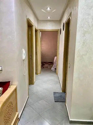 a hallway of a building with at Charmante moderne Wohnung in der Nähe des Flughafens in Marrakech