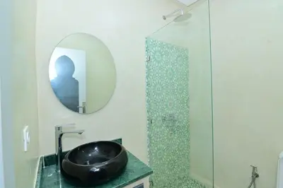 a bathroom with a black sink and a shower at Appartement spacieux de 3 chambres à gueliz in Marrakech