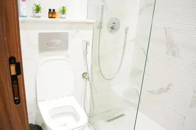 a bathroom with a toilet and a shower at Appartement Moderne & Cosy Proche Centre Piscine, Wi-Fi Haut Débit & Netflix Marrakech in Marrakech