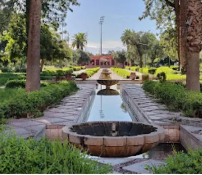 a garden with a large fountain in the middle at Appartement hivernage in Marrakech