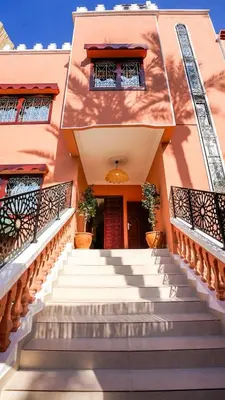 a staircase leading up to a building with windows at Superbe Appartement Duplex Centre Ville Marrakech in Marrakech