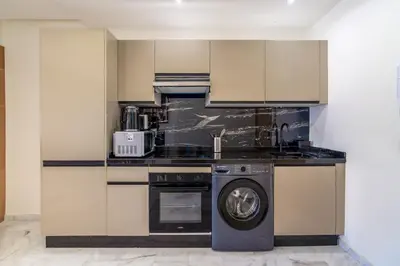 a kitchen with a washer and a dishwasher at Appartement Romantique et Moderne a Gueliz in Marrakech