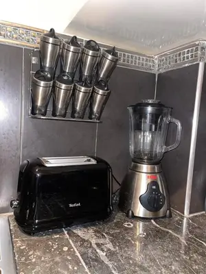 a blender and a toaster on a kitchen counter at Appartement confortable près de l'aéroport in Marrakech