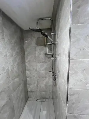 a shower with a glass door in a bathroom at Bel Appart 2 chambres à 10 min à pied de RAK in Marrakech