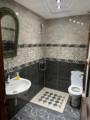 a bathroom with a toilet and a sink at Un appartement au rez-de-chaussée dans une maison in Marrakech