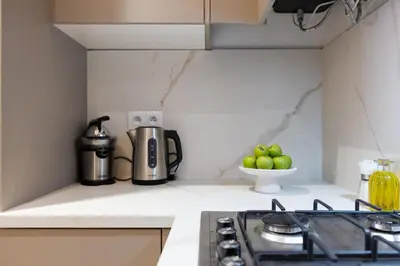 a kitchen with a coffee maker and a bowl of apples at palace studio gueliz et proche gare central in Marrakech
