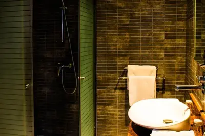 a bathroom with a toilet and a shower at Chambre double Standard in Marrakech