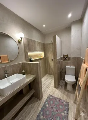a bathroom with a sink and a toilet and a mirror at Hébergement Moderne avec Esprit Riad a l'Hivernage in Marrakech