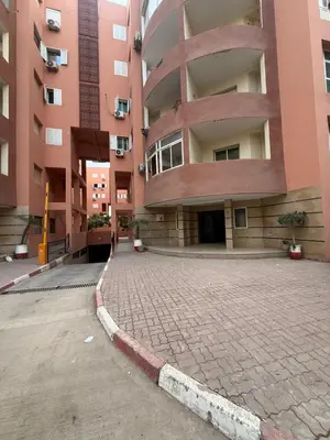 an empty street in front of a building at appartement Yasmine à Marrakech in Marrakech