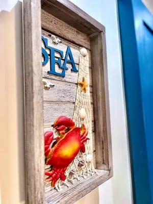 a red crab in a wooden box with a pea sign at Appartement Marrakech Hivernage N28 RÉSIDENCE CAPRICE PALACE in Marrakech