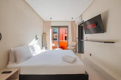 a hotel room with a bed and a tv at Havre de paix moderne pour voyageurs exigeants in Marrakech