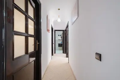an empty hallway with a door and a hallwayngth at Appartement 2 chambres avec terrasse ensoleillée in Marrakech