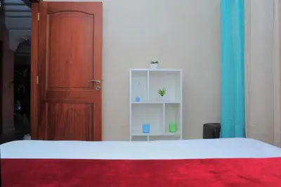a bedroom with a bed and a wooden door at Appartement Centre Gueliz Hanane in Marrakech