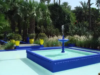 a blue fountain in a garden with plants at Appart avec vue Jardin/Majorelle in Marrakech