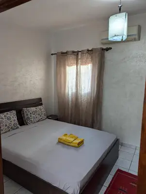 a bedroom with a bed with two yellow towels on it at Riad familiale à Marrakech in Marrakech
