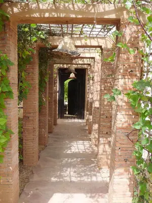 an old brick hallway with a hallway leading to a building at Manzil La Tortue in Douar Caïd Layadi