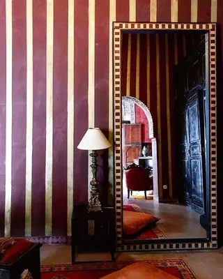 a room with a mirror and a lamp in a room at Dar Darma in Marrakech