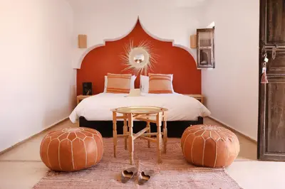 a bedroom with a bed withokedokedokedokedokedokedokedokedokedoked at Riad l'Oiseau du Paradis in Marrakech