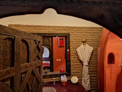 a mannequin in a room with a bed and a mirror at Riad Charme d'Orient Adults Only in Marrakech