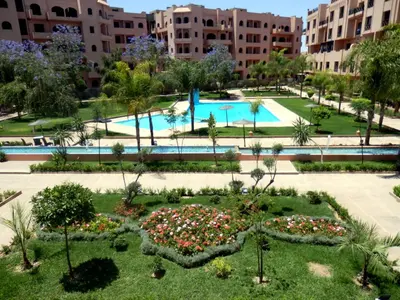 an aerial view of a park with a swimming pool at Appart Piscine Jardin somptueux à 2 min de palmeraie et 10 min de Majorelle in Marrakech
