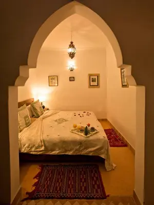 a bedroom with a bed in an arch way at Riad Cherihane in Marrakech