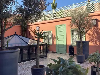 a building with a green door and some plants at Ryad El Borj in Marrakech