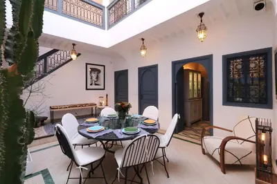 a dining room with a table and chairs at Riad Dar Safi, privatise 6 à 8 pers, bain exterieur in Marrakech
