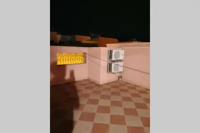a room with a kitchen with a checkered floor at 90 qm Wohnung mit 2 Schlafzimmern in Marrakech