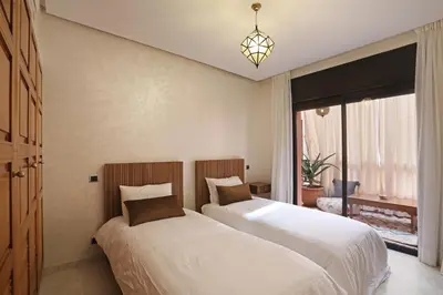 a bedroom with two beds and a window at Appartement moderne en City Center Marrakech-Gueliz in Marrakech