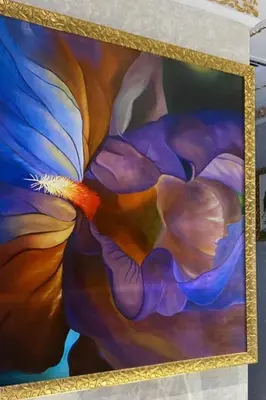 a painting of a flower on a wall at Palmeraie 5 Vue Piscine et Jardin in Marrakech