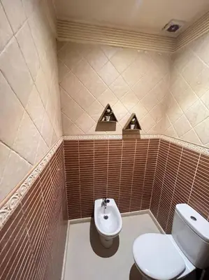 a bathroom with a toilet and a sink at Superbe appartement avec parking gratuit in Marrakech