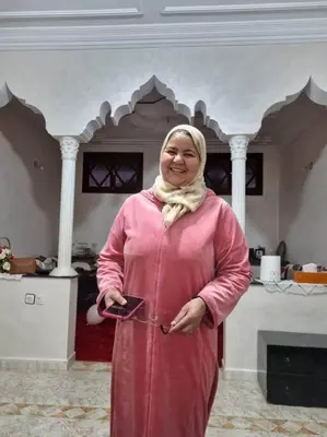 a woman in a pink dress standing in a room at proche aéroport, idéal pour travailler in Marrakech