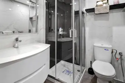 a bathroom with a shower and a toilet and a sink at Magnifique appartement en plein centre ville in Marrakech